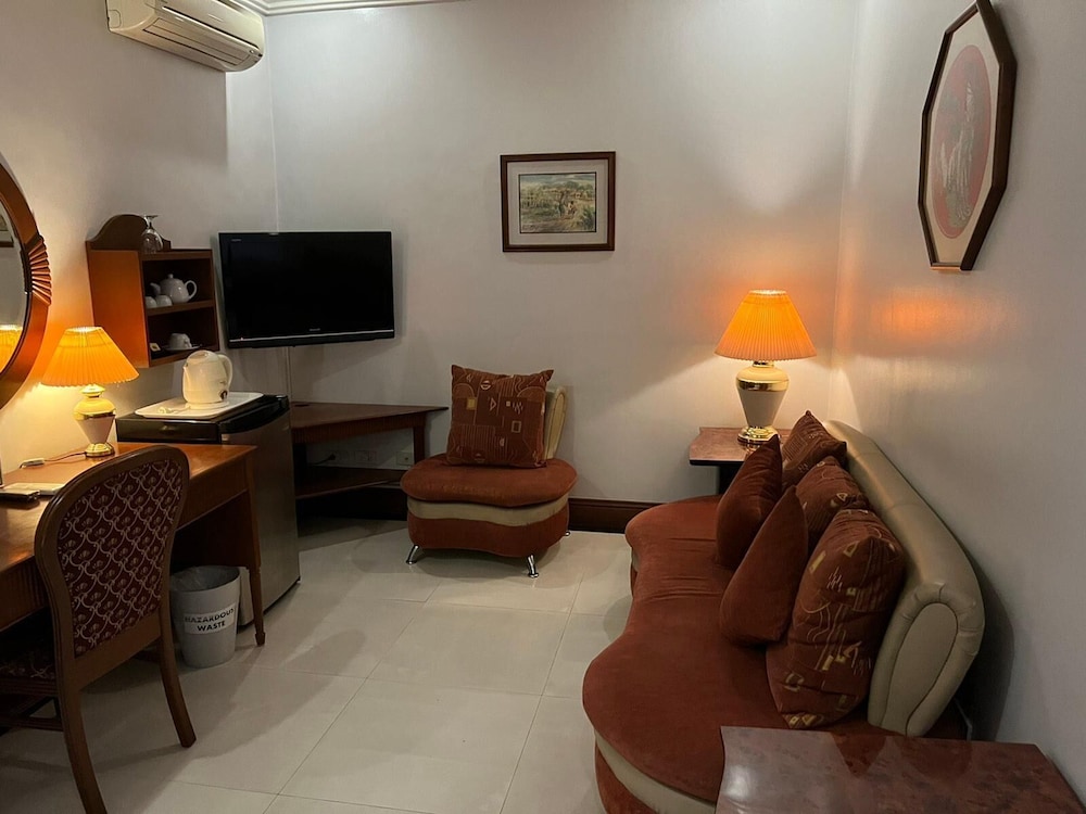 Townhouse OAK Makati Manila Near PNR Pasay Evangelista formerly VIP Suites 31/47