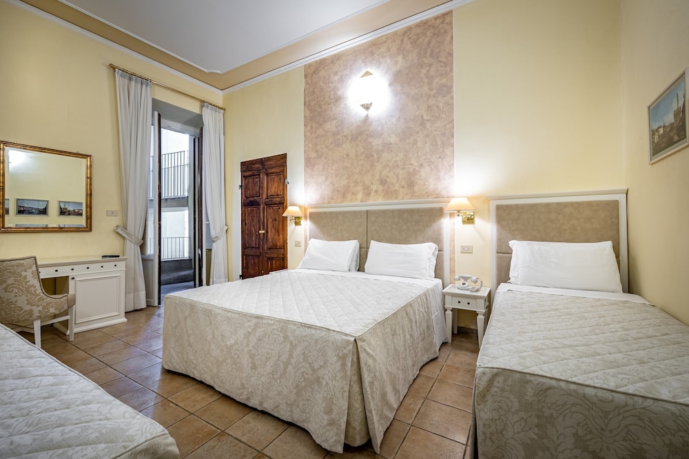 ROOM, QUADRUPLE