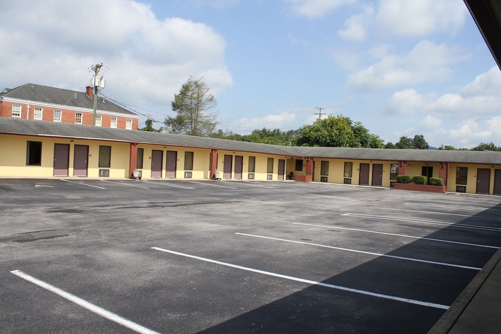Budget Host Inn 12/24