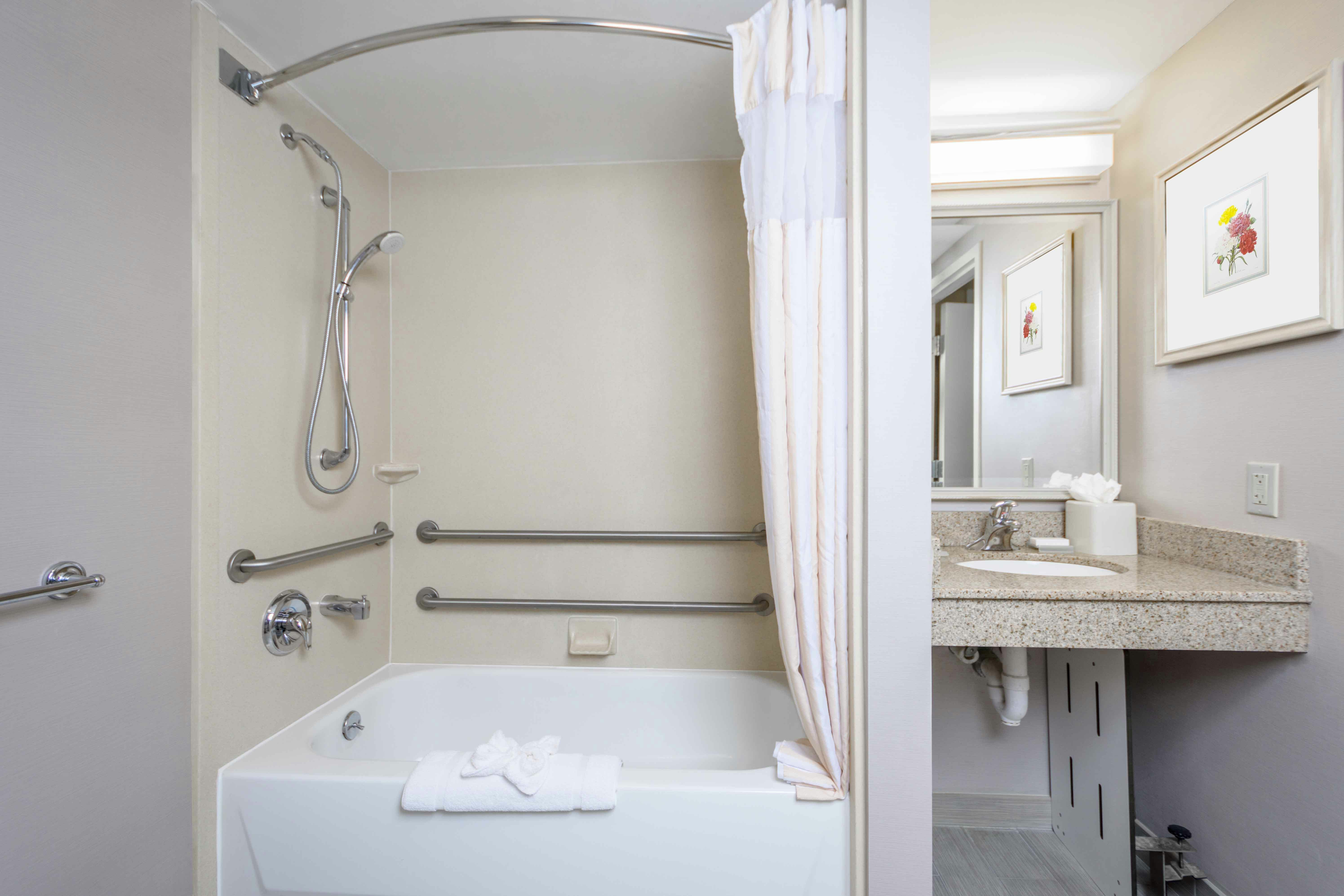 غرفة بسريرين كوين بحوض استحمام لذوي الإعاقة، Hilton Garden Inn Independence 4/4