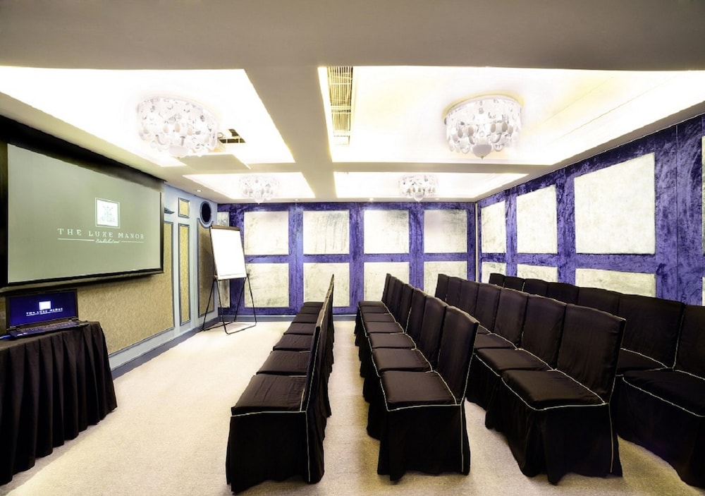 The Luxe Manor Hotel 33/41