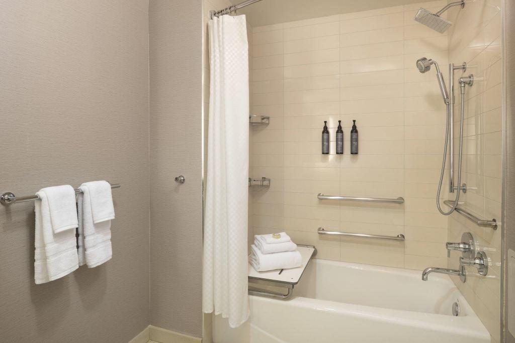 غرفة تنفيذية بسريرين كوين، The Westin South Coast Plaza 2/6