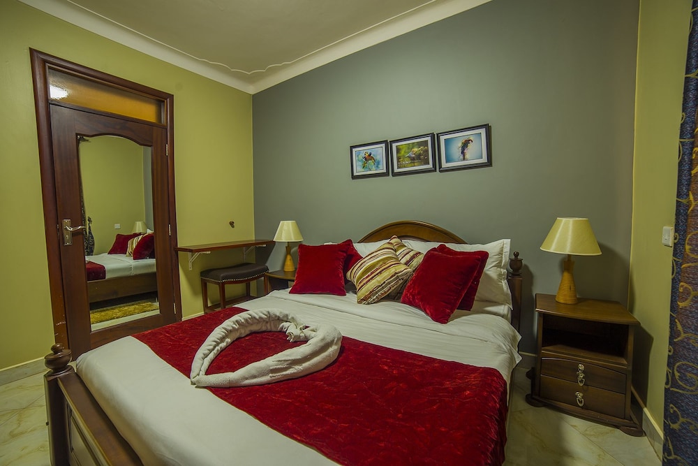 SENIOR, STUDIO, QUEEN BED