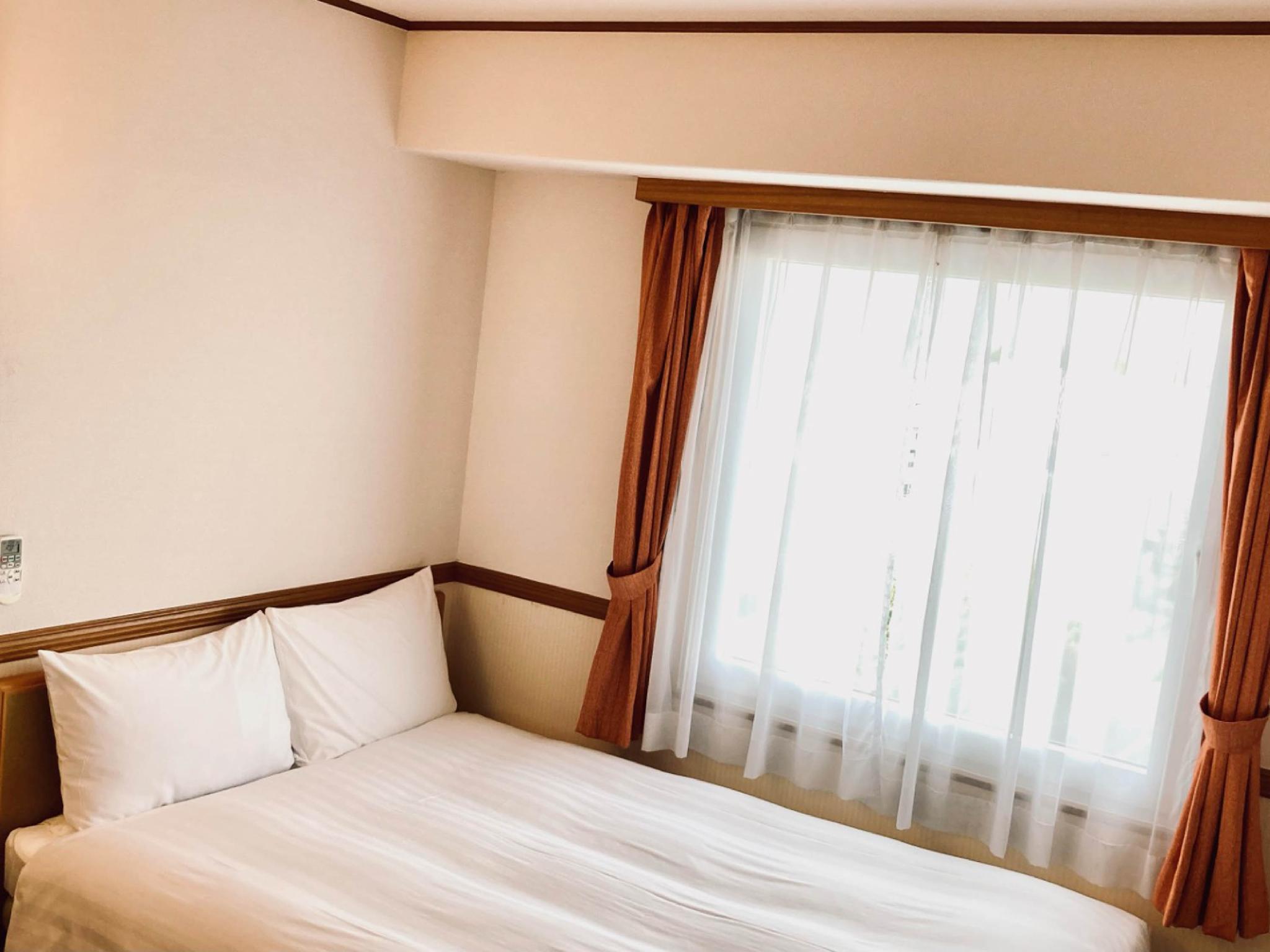 ECONOMY, DOUBLE BED, SMOKING