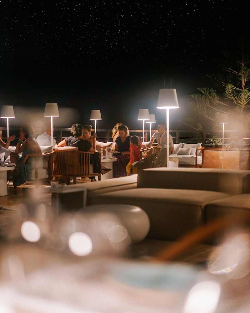 Apollo Resort Art 24/50