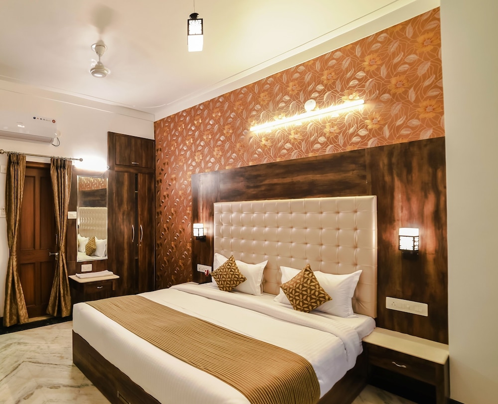 DELUXE, KING BED