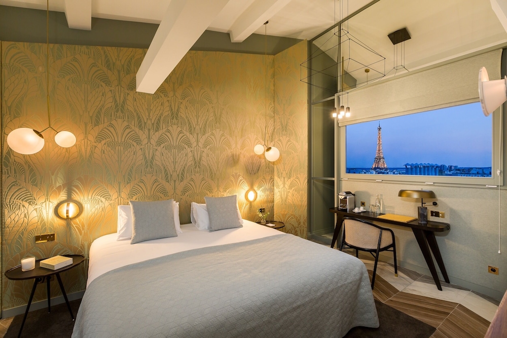 Couture, Suite, Queen Bed, Eiffel View