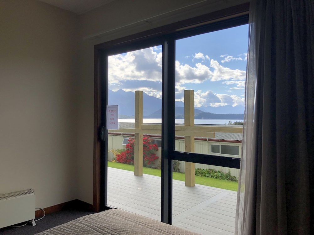 MANAPOURI LAKEVIEW MOTOR INN 30/69