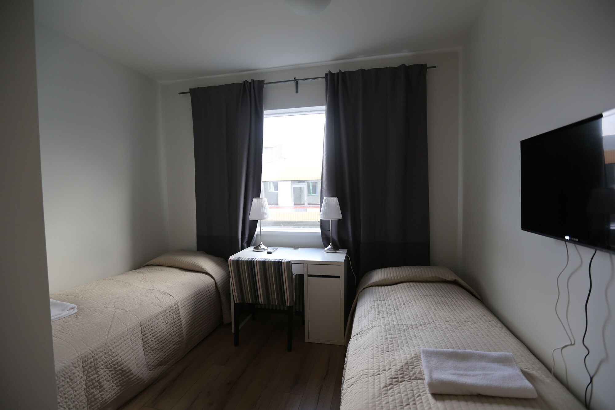CITY, TWIN BEDS, PRIVATE BATHROOM