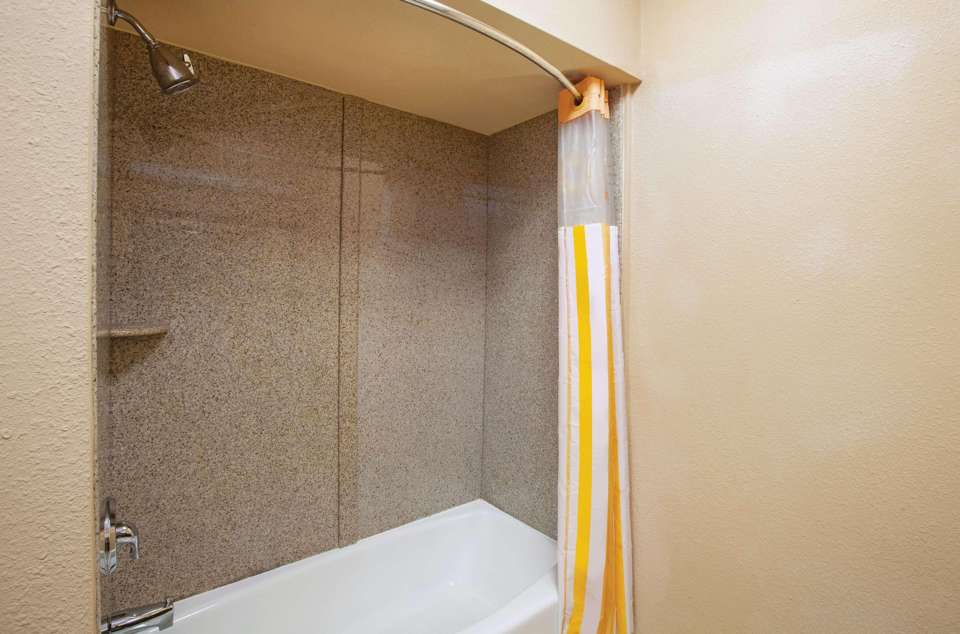 غرفة بسرير مزدوج، La Quinta Inn Suites Jacksonville 4/4