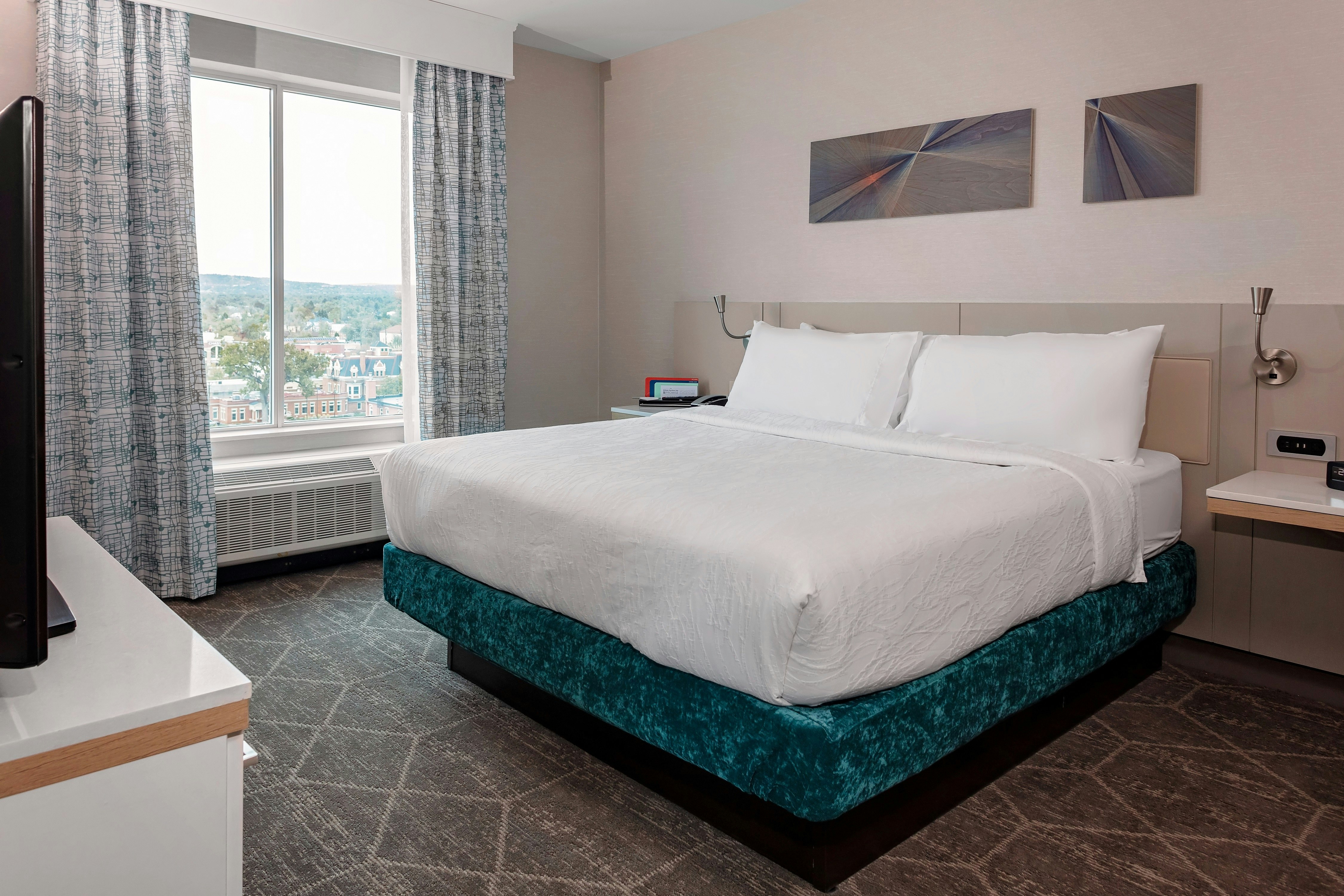 ROOM, KING BED, MOUNTAIN VIEW