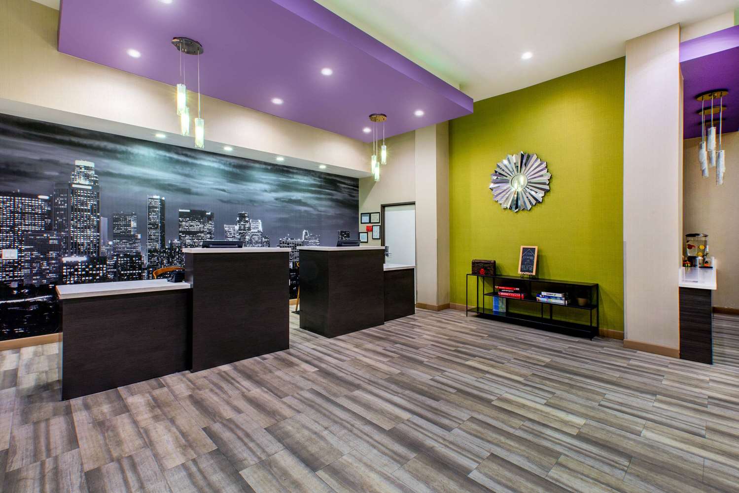 La Quinta Inn & Suites By Wyndham Pomona 11/52