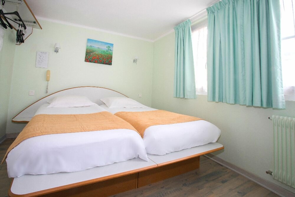 ROOM, TWIN BEDS