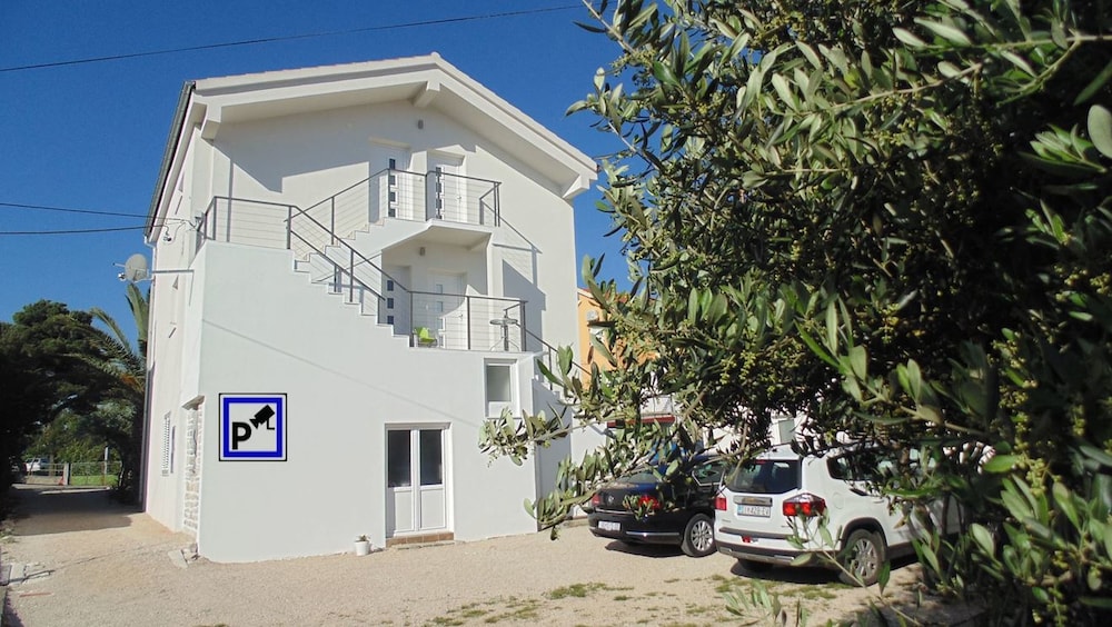 Refresh Boutique Apartments 2/50