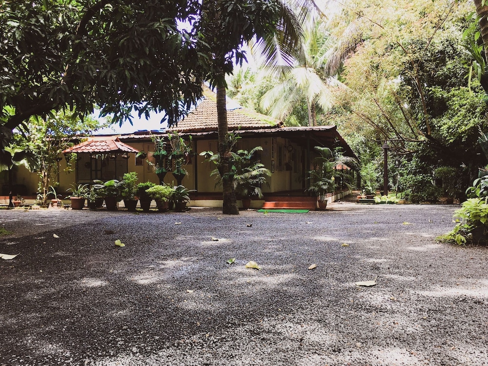 PALM GROVE SERVICE VILLA 8/48