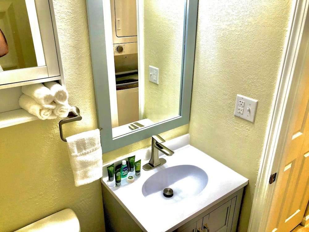 The Bicentennial Inn 58/60
