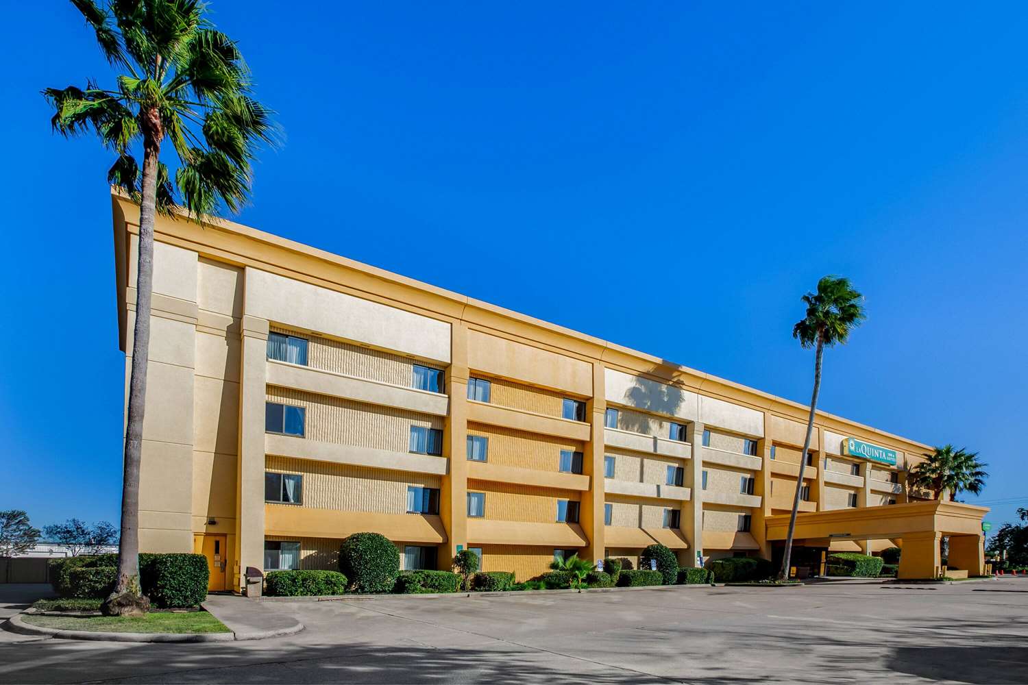 La Quinta Inn & Suites by Wyndham Houston Baytown East 6/47