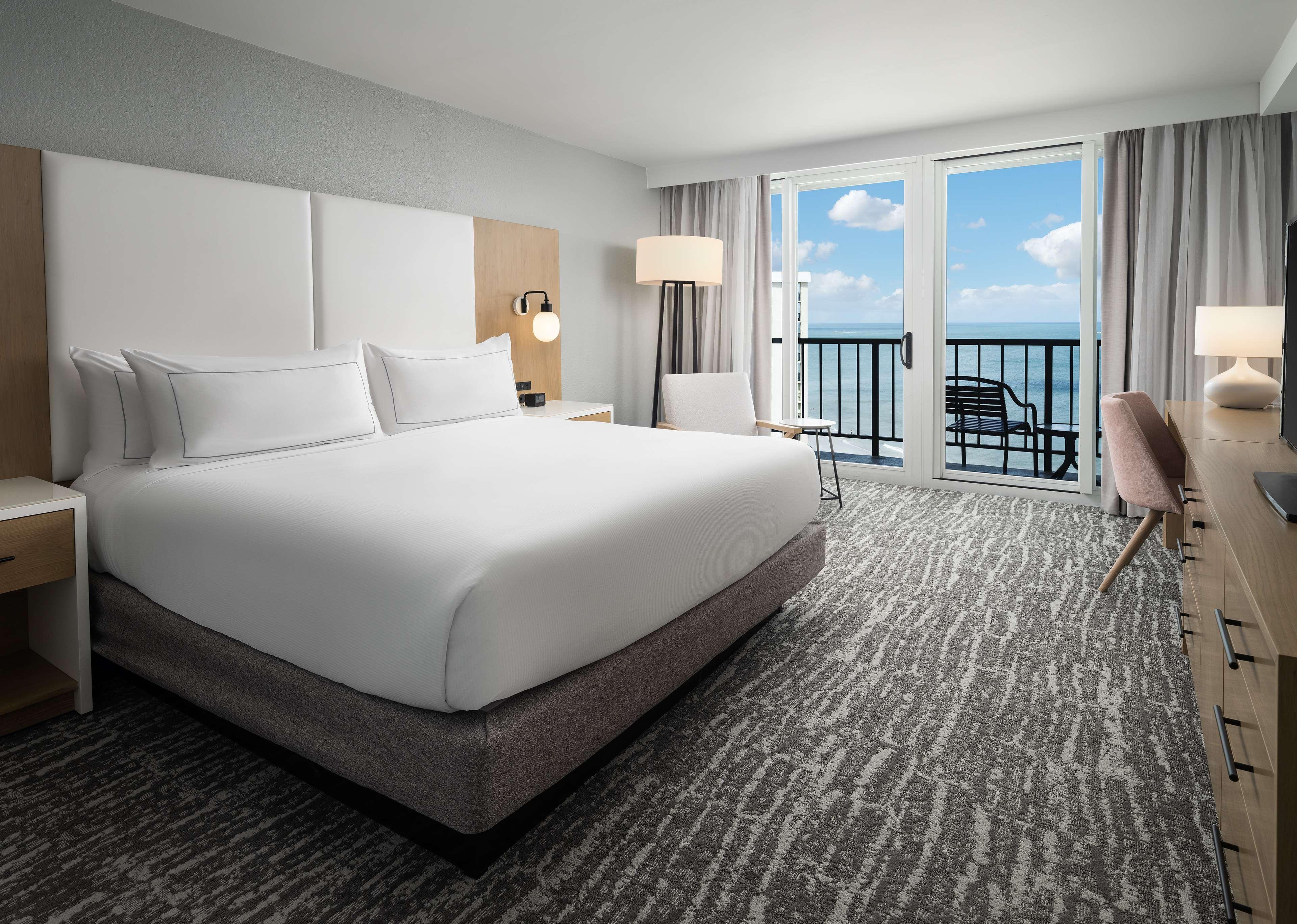 GUEST ROOM, KING BED, BALCONY