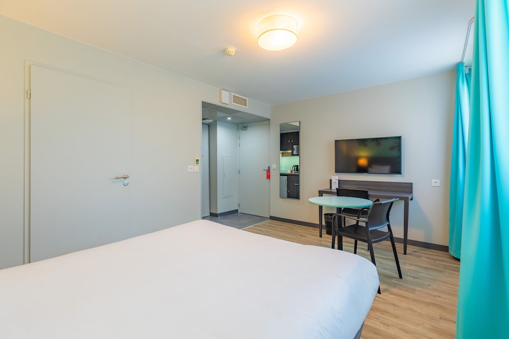 ROOM, DOUBLE BED
