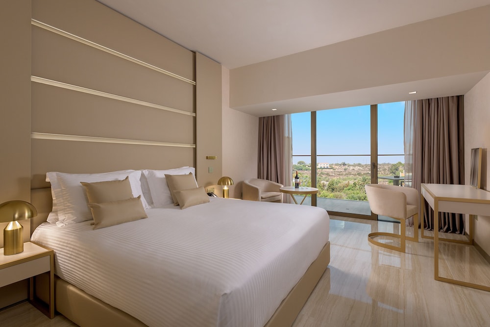 DELUXE, DOUBLE OR TWIN BED, INLAND VIEW