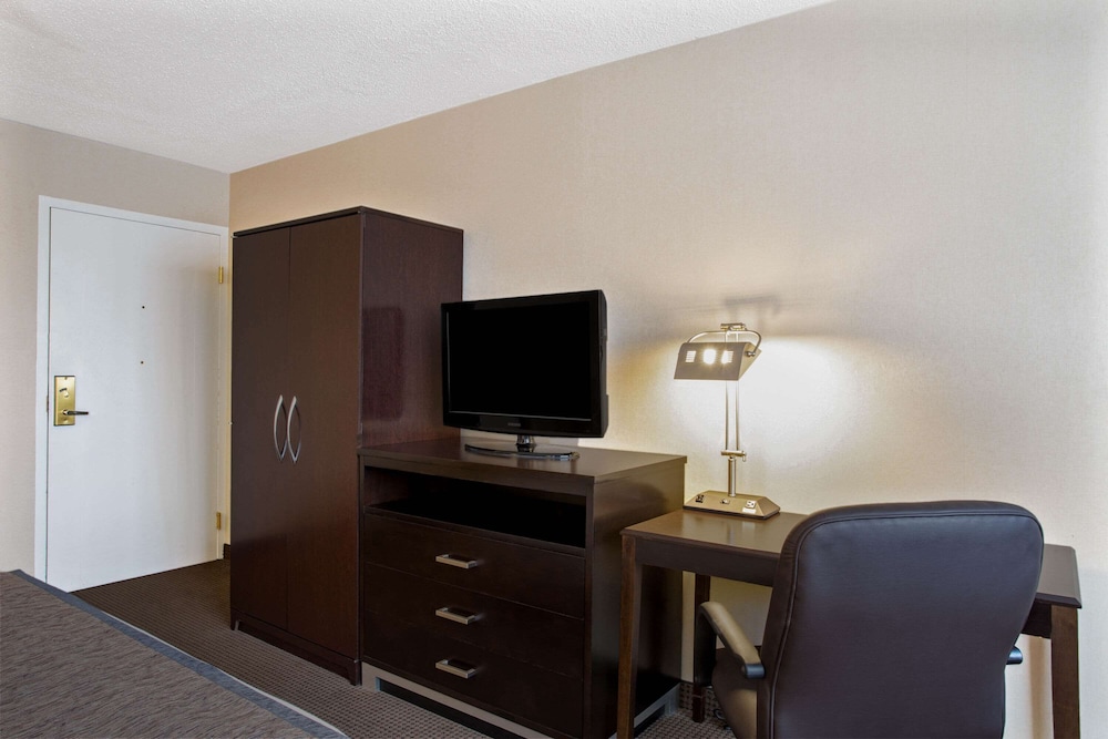 Hampton Inn Manchester Downtown, NH 34/39