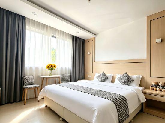 Room, Queen Bed, No Window