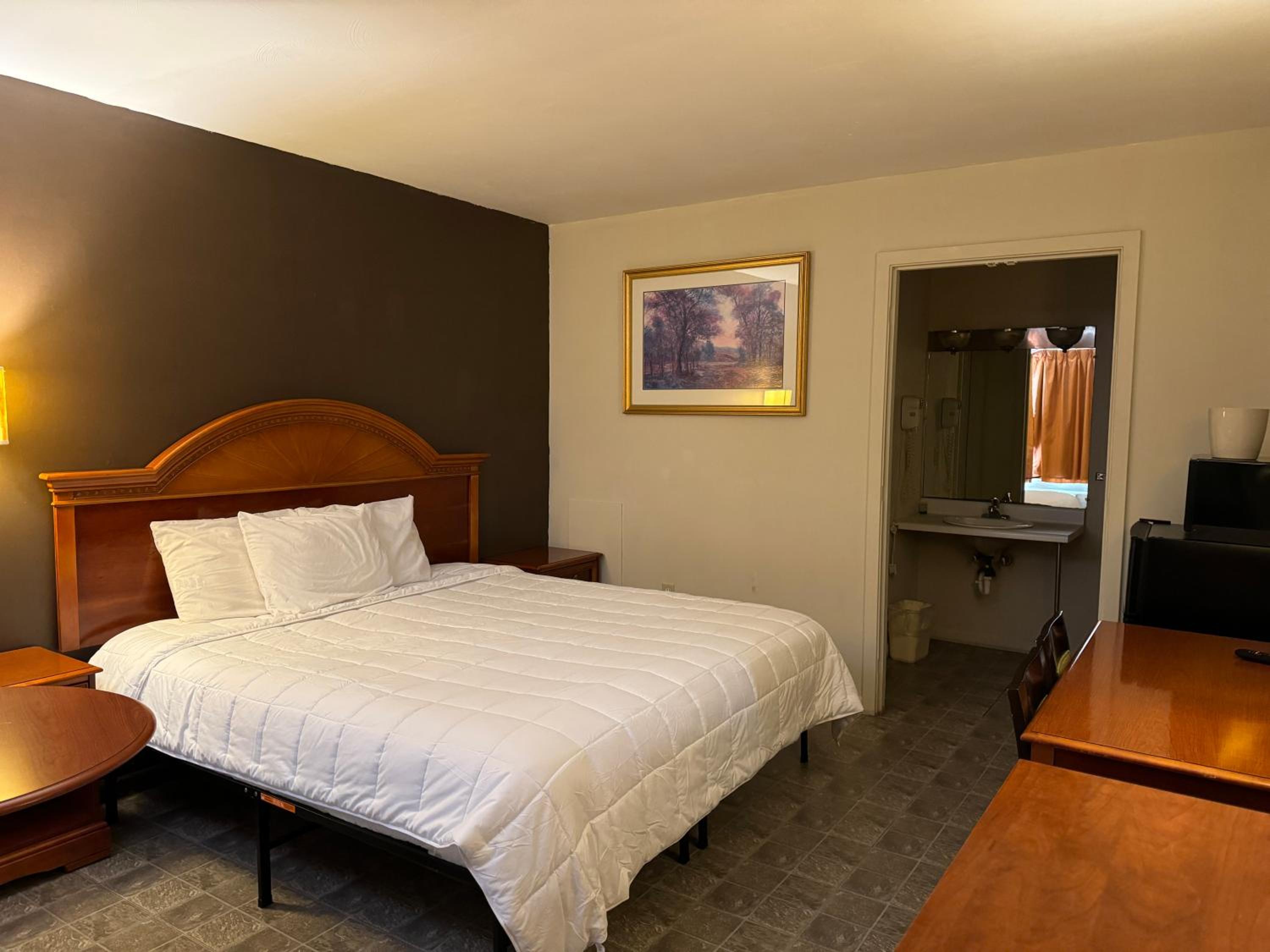 Country Club Inn &amp; Suites 11/51