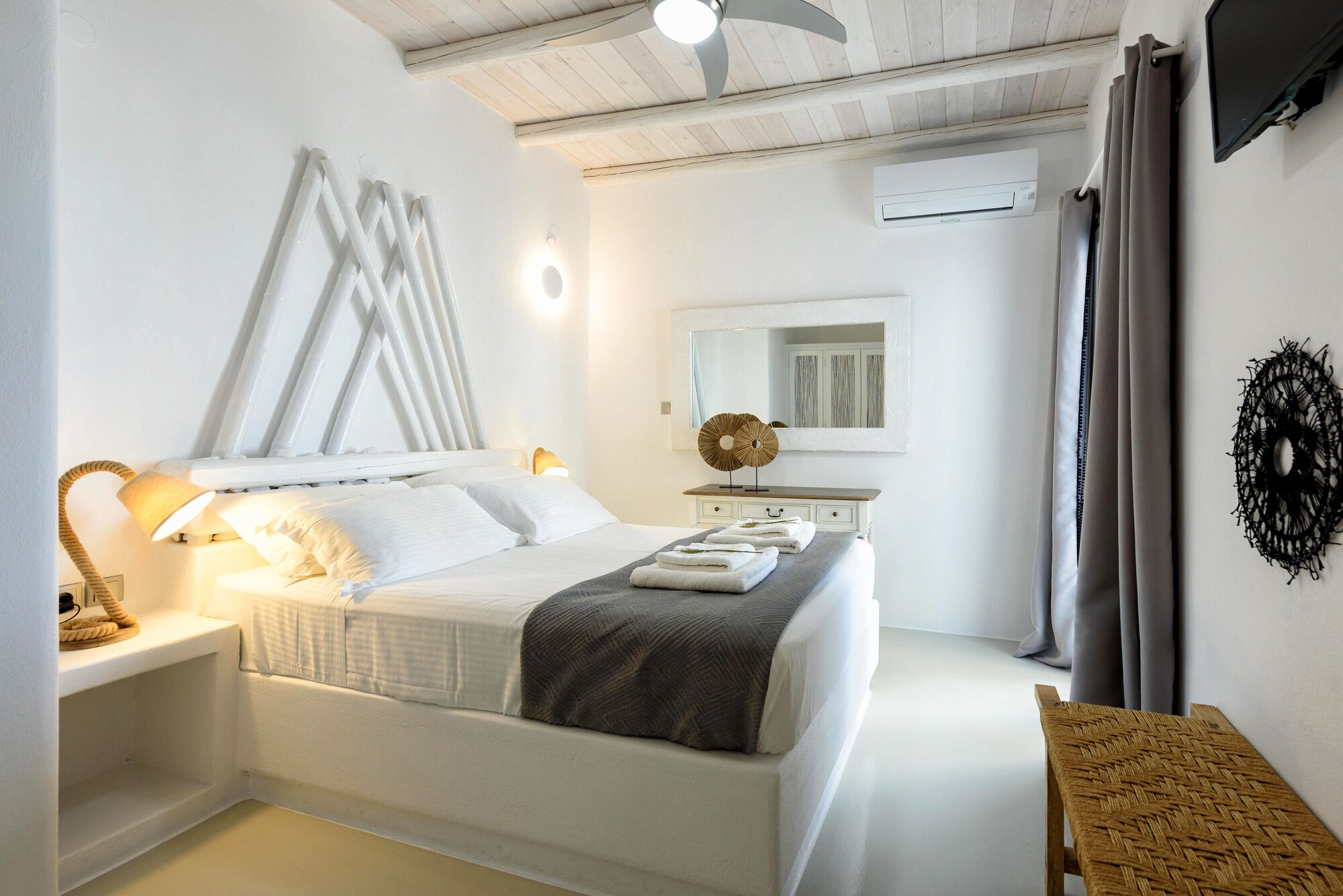 شقة بسرير مزدوج وسريرين منفصلين بإطلالة على البحر بغرفتي نوم، Blue Waves Suites & Apartments - To Kyma 5/10