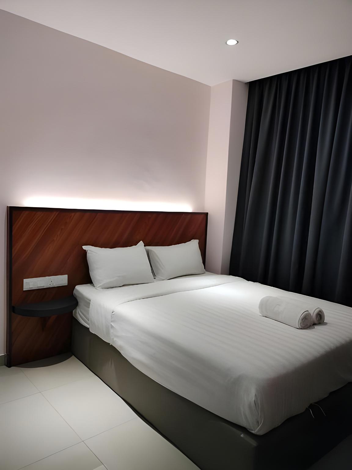 Standard, Queen Bed, No Window