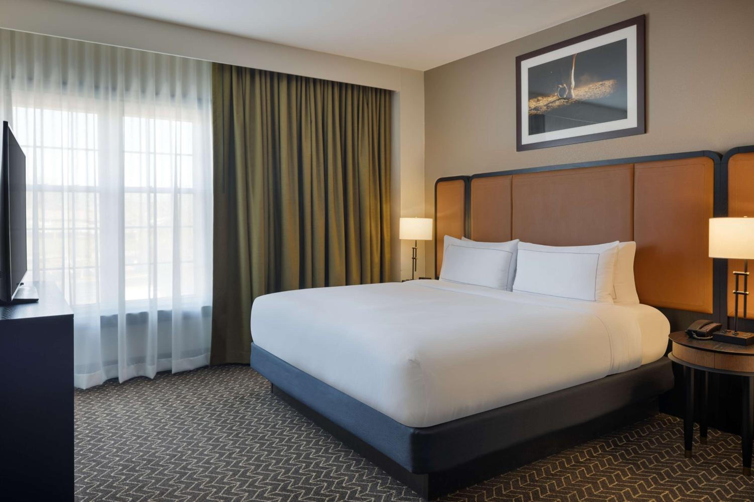 2 ROOMS, SUITE, KING BED, ATRIUM OR EXTERIOR VIEW