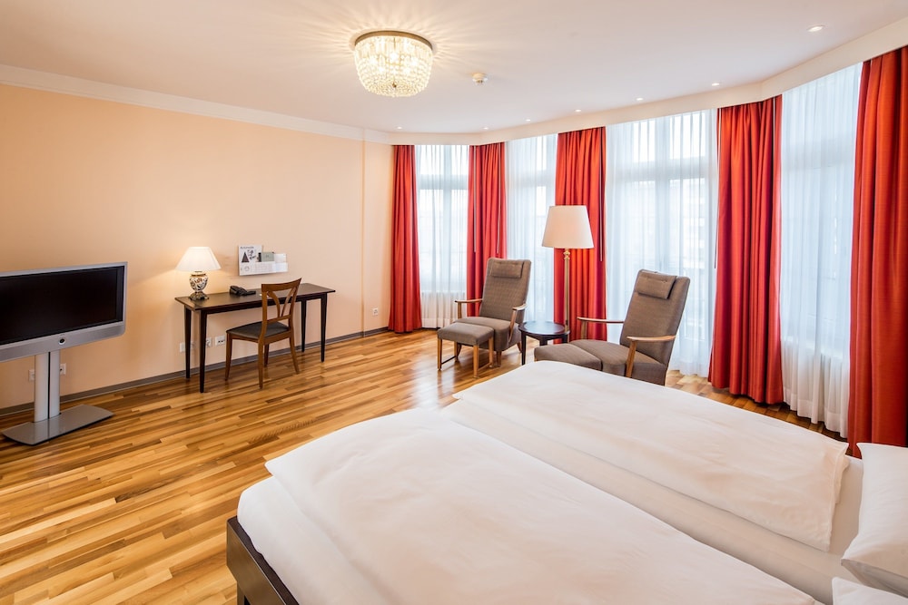 غرفة سوبيريور بسريرين منفصلين، Hotel Schweizerhof Basel 5/7