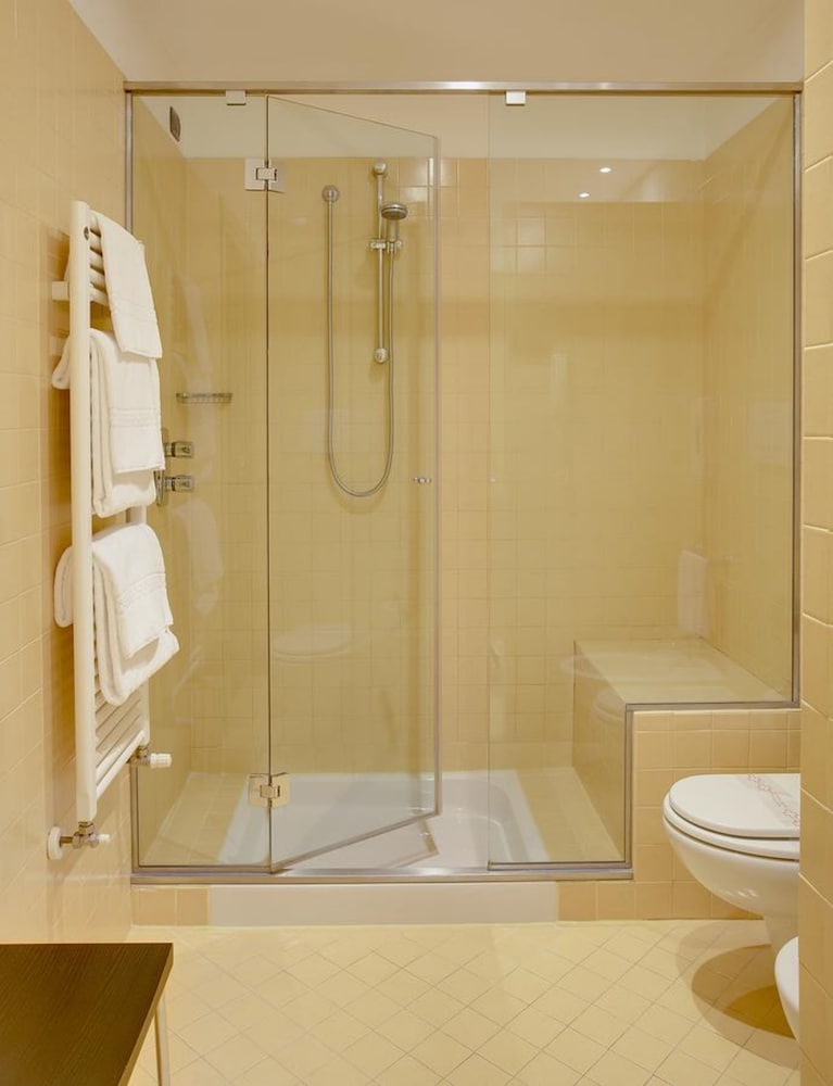 Hotel Ovest 16/34