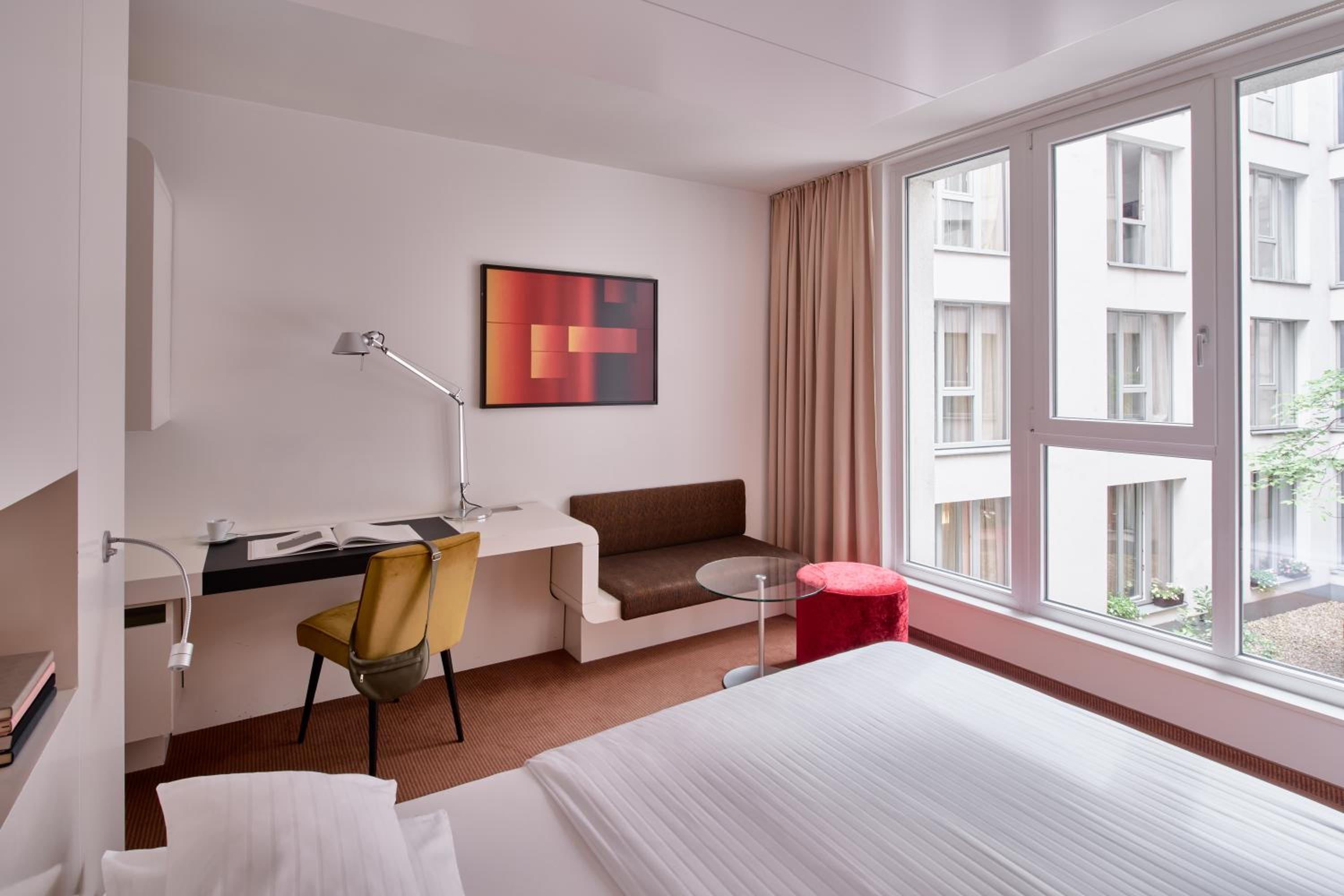 Courtyard, Superior, Queen Bed