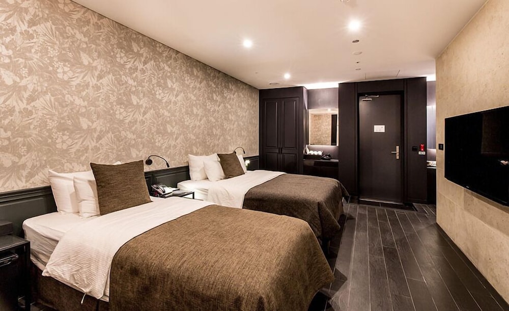 Deluxe, Twin Beds, 1 Double and 1 Single Bed