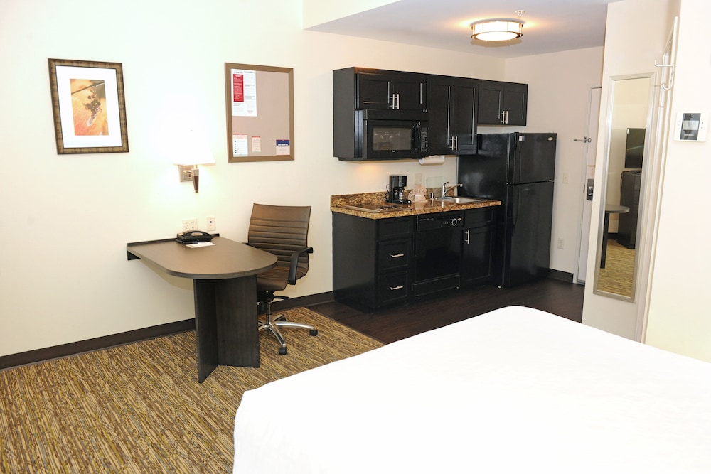 Candlewood Suites Santa Maria 18/75