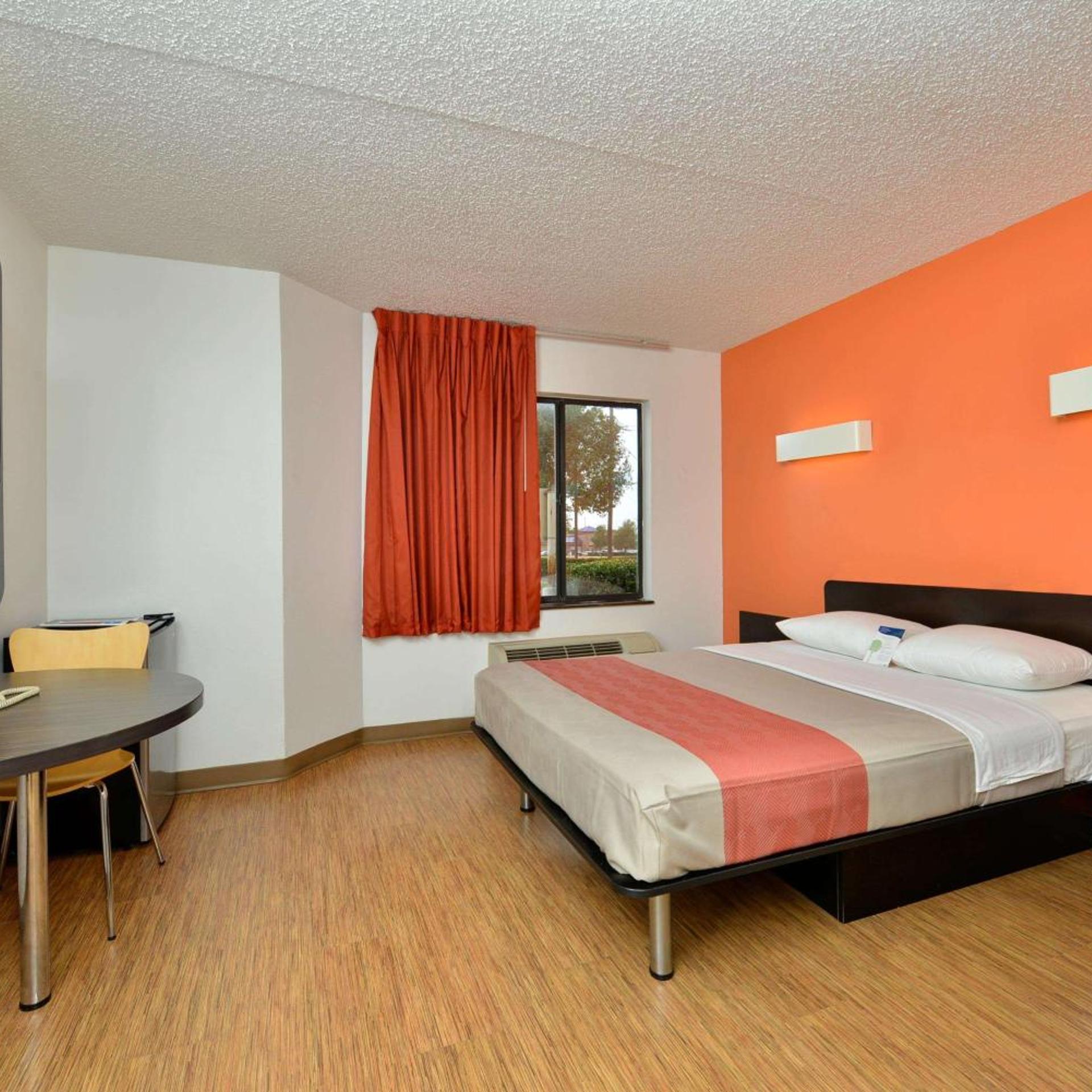 ROOM, QUEEN BED
