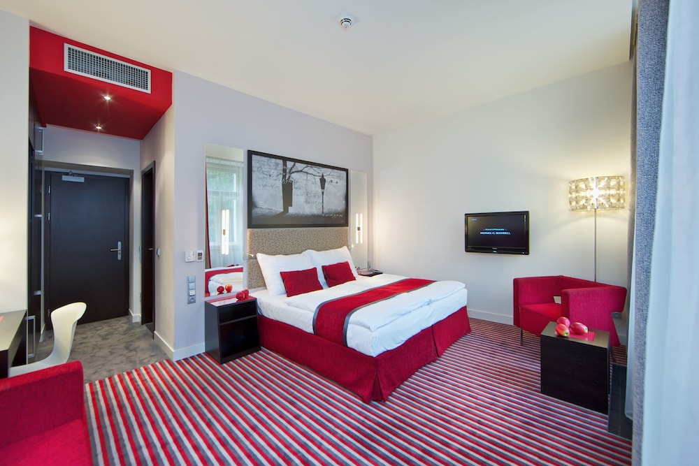 Red And Blue Design Hotel Prague 15/57