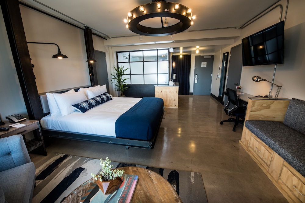 DELUXE, KING BED
