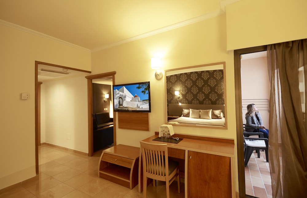 Invisa Hotel La Cala 75/99