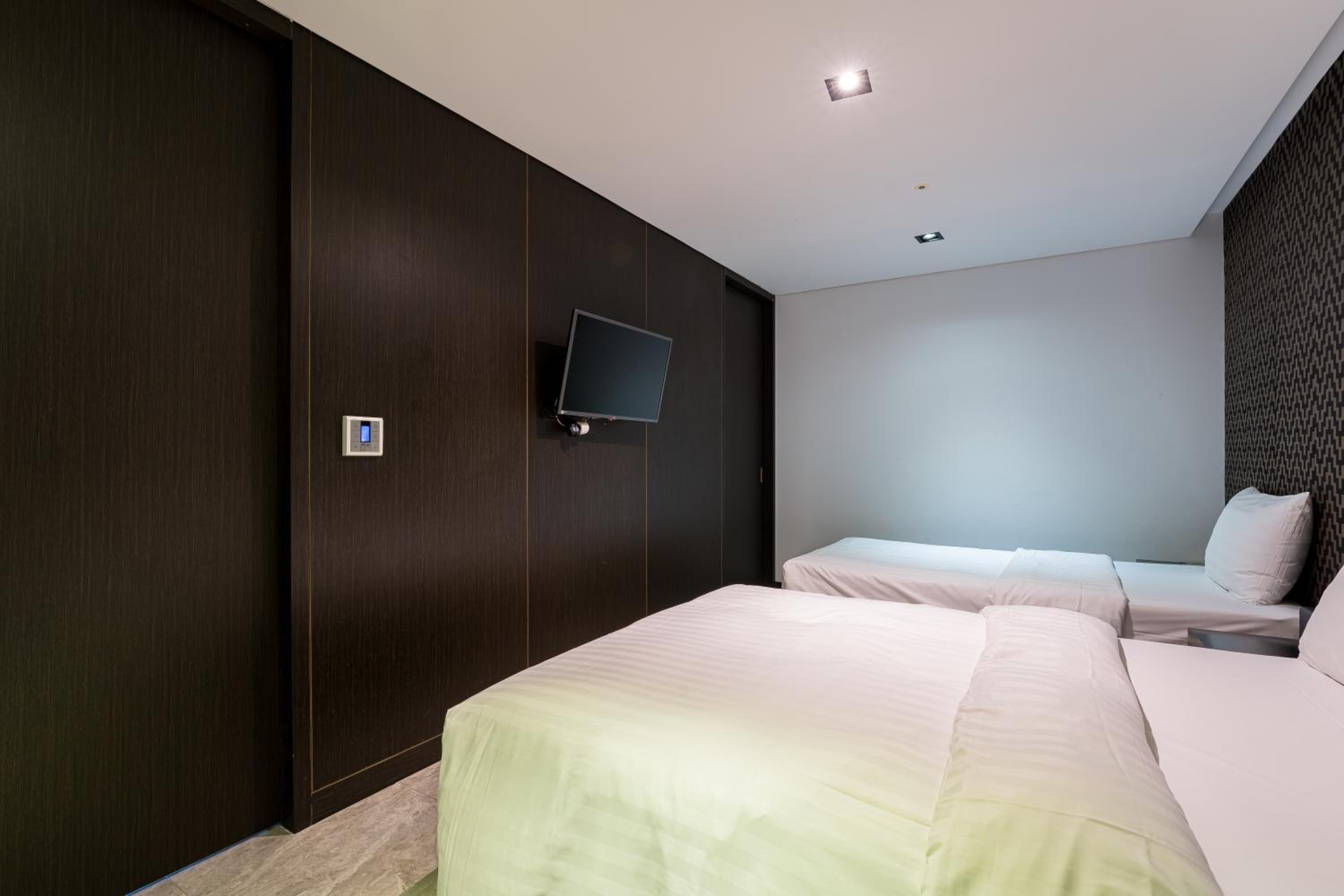 Premier, Suite