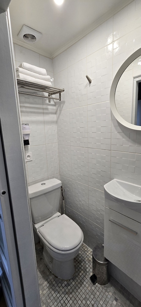 Standard, Double Bed, No Elevator، CAMELIA PRESTIGE - PLACE DE LA NATION 8/10