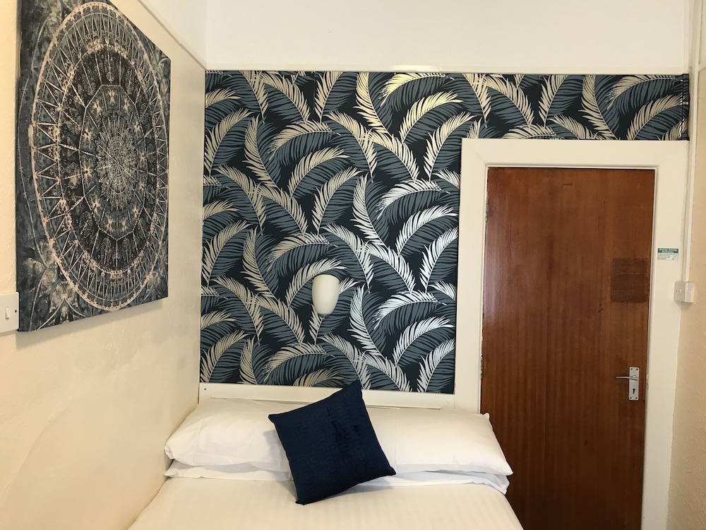The Feathers Hotel 2/34