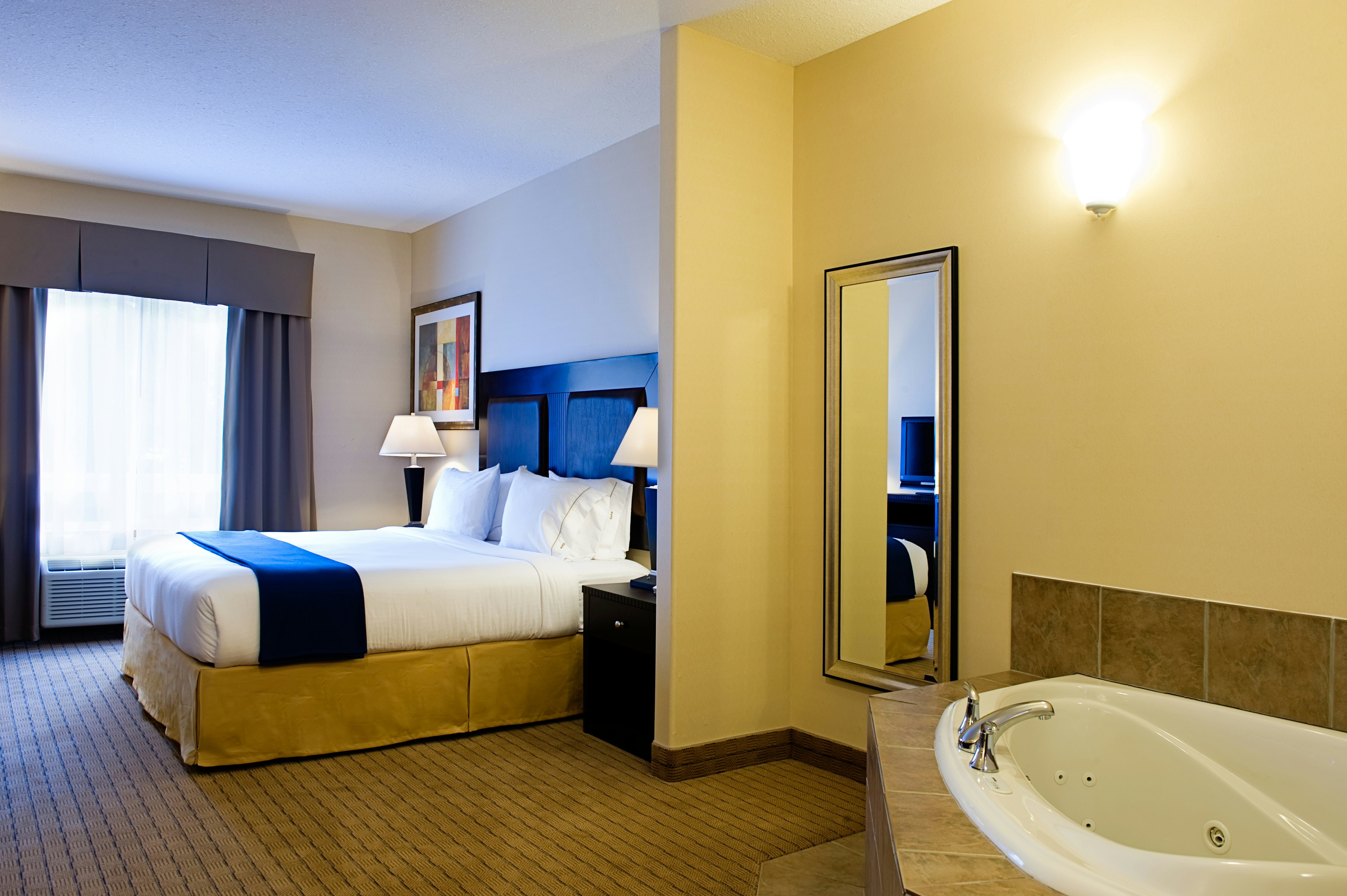 Holiday Inn Express Suites South 72/73
