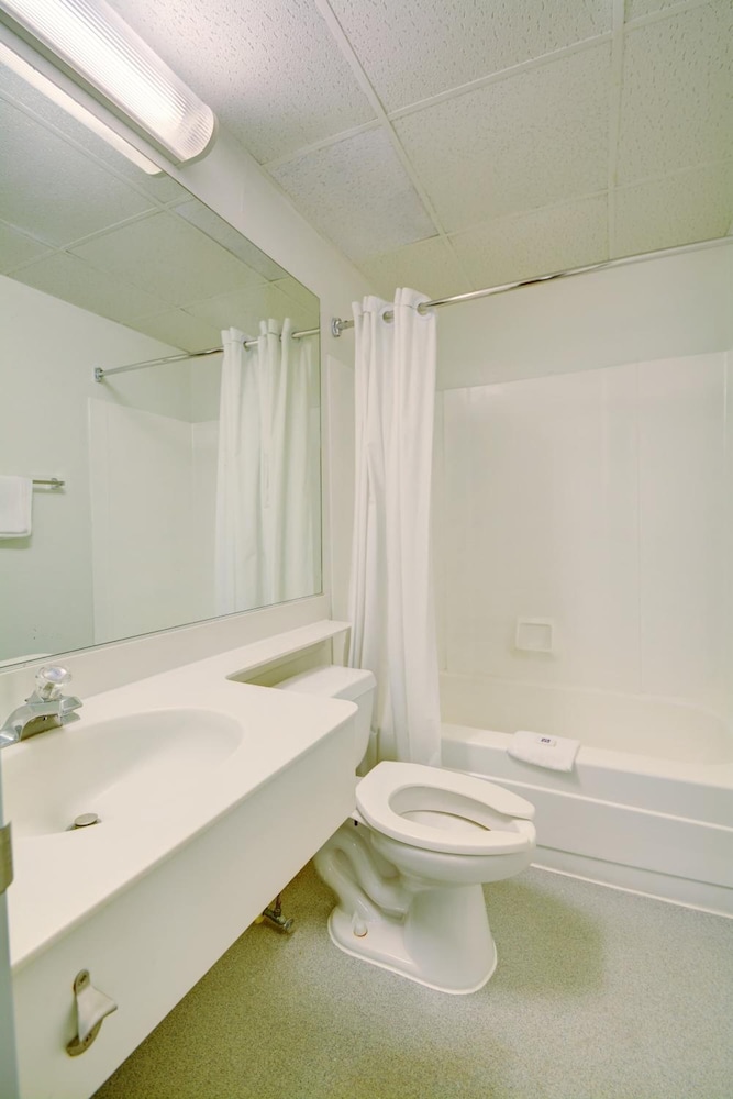 Motel6 Warwick, RI - Providence Airport - I-95 36/38
