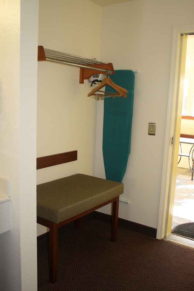 Airport Inn 10/52