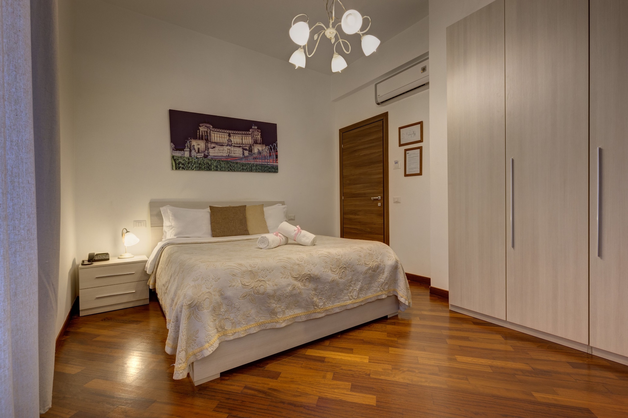 ROOM, DOUBLE BED