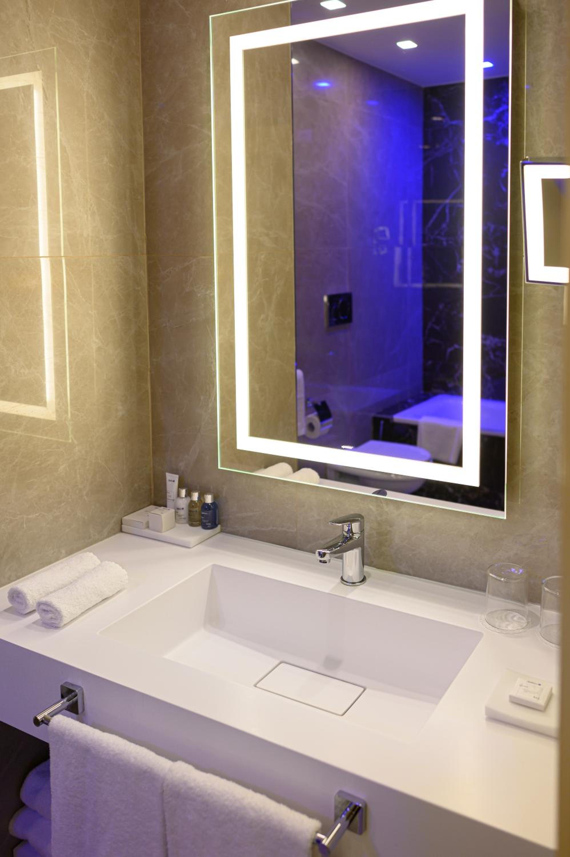 جناح جونيور، Radisson Blu Ghr Hotel Rome 3/6