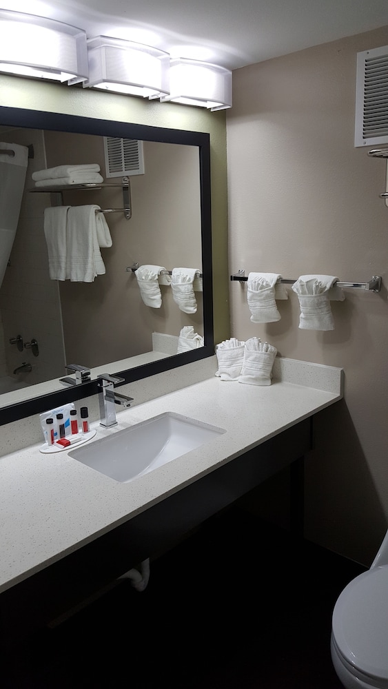 Baymont by Wyndham Grand Rapids Near Downtown 15/15