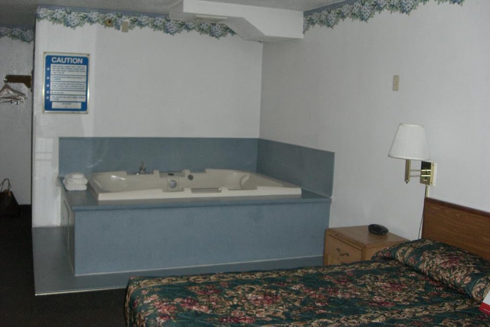 Norwood Inn Suites Roseville 21/30