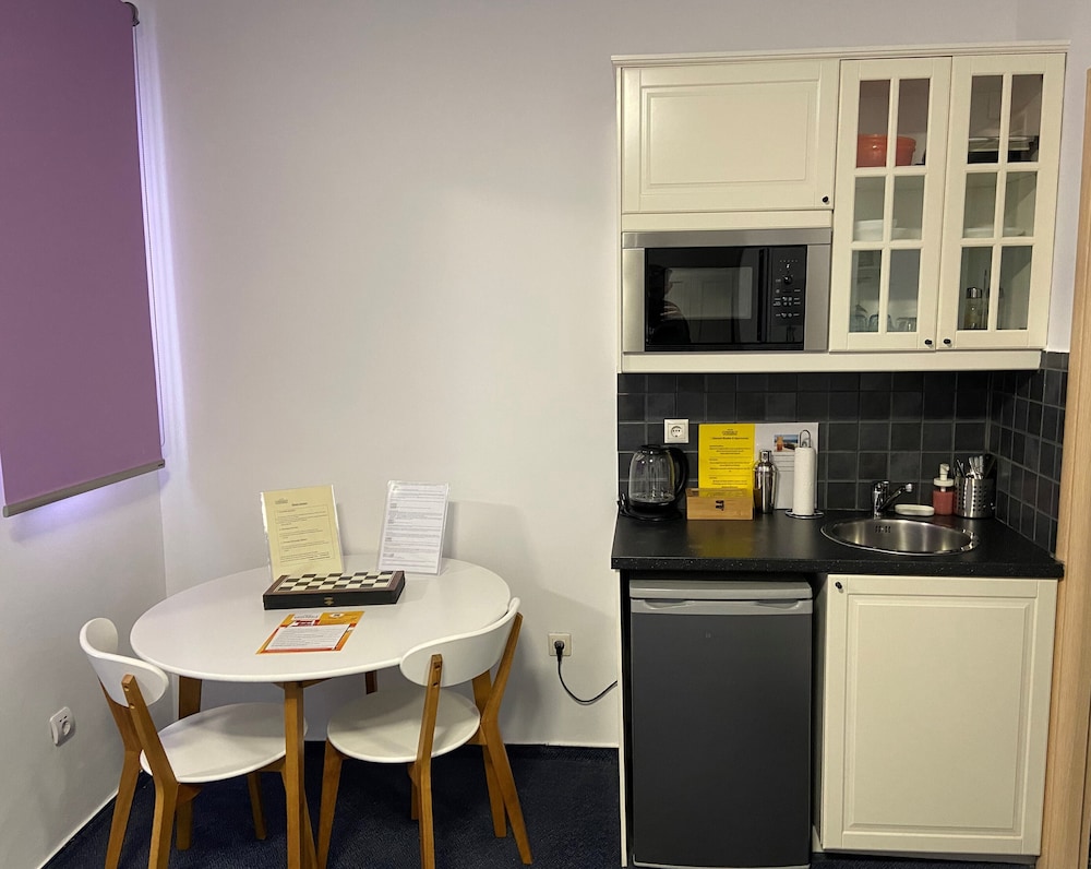 Connect Suites 33/48